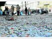 &Uuml;ber und &uuml;ber mit Konfetti bedeckt war der Miesbacher Stadtplatz nach dem Faschingstreiben am Dienstag. F&uuml;r die Mitarbeiter des Bauhofs bedeutetete dies am Aschermittwoch eine Menge Arbeit. Foto: Thomas Plettenberg