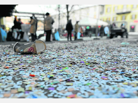 &Uuml;ber und &uuml;ber mit Konfetti bedeckt war der Miesbacher Stadtplatz nach dem Faschingstreiben am Dienstag. F&uuml;r die Mitarbeiter des Bauhofs bedeutetete dies am Aschermittwoch eine Menge Arbeit. Foto: Thomas Plettenberg