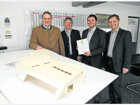 Aus den Händen von (v. li.) Landrat Josef Niedermaier und Wirtschaftsförderer Andreas Roß erhielten Georg Hawran und Tilmann Vorholz die Umweltplakette des Umweltpakts Bayern. Foto: sh Aus den Händen von (v. li.) Landrat Josef Niedermaier und Wirtschaftsförderer Andreas Roß erhielten Georg Hawran und Tilmann Vorholz die Umweltplakette des Umweltpakts Bayern. Foto: sh