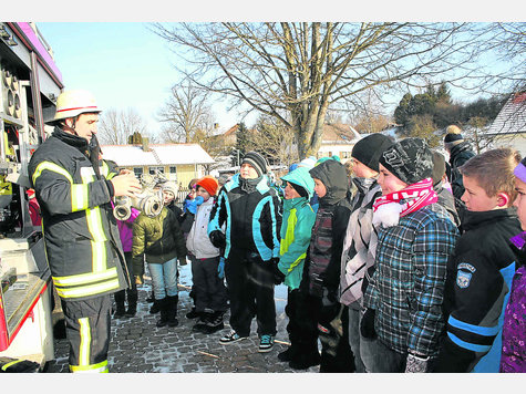 Kommandant Heini Baab zeigte den Mädchen und Buben des Apfeldorfer Kindergartens und der Grundschule (im Bild) die Ausrüstung eines Feuerwehrfahrzeugs. Foto: ms Kommandant Heini Baab zeigte den Mädchen und Buben des Apfeldorfer Kindergartens und der Grundschule (im Bild) die Ausrüstung eines Feuerwehrfahrzeugs. Foto: ms