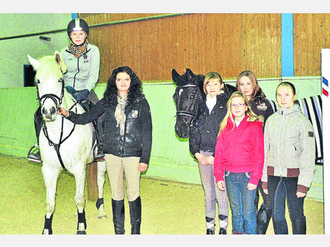In den Ponykader wurden berufen (v. l.) Caroline Lehertshuber mit Schimmelpony Sylvestra, Patrizia K&ouml;nig, Pony Best Fatima und Sophie Ullrich, Maria Magdalena Feckl sowie (vorne. v. l.) Kim Manuela Ostermaier und Katrin Preiss. foto: anzinger