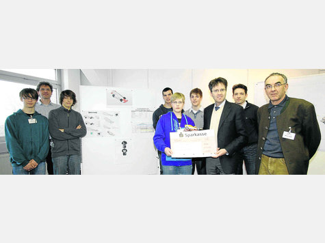 Stellten ihr &bdquo;Formel-1-Projekt vor: Die Realsch&uuml;ler mit Teamcoach Hubert Felix sowie &bdquo;H&ouml;rmann&ldquo;-Gesch&auml;ftsf&uuml;hrer Wolfgang Kirscheneder und Ingenieur Hans Hollinger. Direktor Hans-Georg Schedler (rechts) ist jetzt schon stolz auf seine Sch&uuml;ler. foto: mrotzek