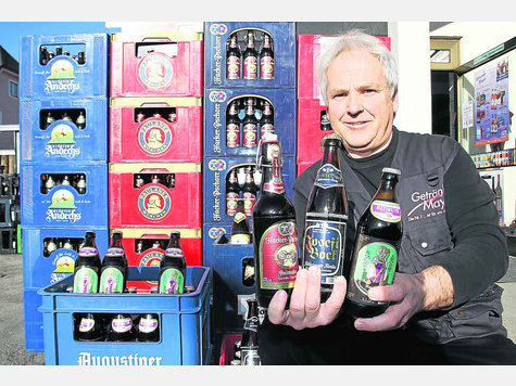Die Qual der Wahl: Wilhelm Mayer hält in seinem Getränkemarkt in Krailling eine große Auswahl für fastende und nicht fastende Starkbierfreunde bereit. foto: rutt Die Qual der Wahl: Wilhelm Mayer hält in seinem Getränkemarkt in Krailling eine große Auswahl für fastende und nicht fastende Starkbierfreunde bereit. foto: rutt