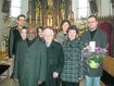 Abschied von Mesnerin Susanne Haimerl (vorne 2.v.l.): Pfarrer Clement Obielu (vorne l.), Pastoralreferent Johannes Fichtl (l.), Kirchenverwaltung und Pfarrgemeinderat sowie ehemalige Ministranten bedankten sich. Nachfolgerin ist Martina Greppmeier (vorne 2.v.r.). foto: ch