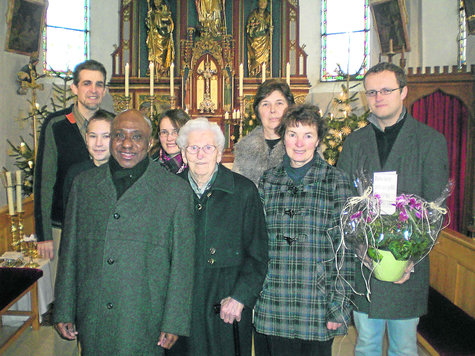 Abschied von Mesnerin Susanne Haimerl (vorne 2.v.l.): Pfarrer Clement Obielu (vorne l.), Pastoralreferent Johannes Fichtl (l.), Kirchenverwaltung und Pfarrgemeinderat sowie ehemalige Ministranten bedankten sich. Nachfolgerin ist Martina Greppmeier (vorne 2.v.r.). foto: ch