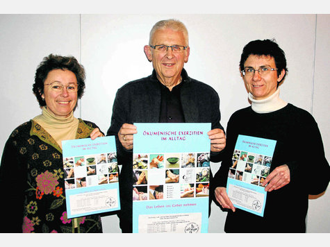 Die Leiter/Innen der Exerzitien: Religionspädagogin Monika Heerd, Diakon i.R. Erich Mühlberger, Pfarrerin Brigitte Weggel (von links), Pastoralreferent Franz Huber fehlt auf dem Bild. Die Leiter/Innen der Exerzitien: Religionspädagogin Monika Heerd, Diakon i.R. Erich Mühlberger, Pfarrerin Brigitte Weggel (von links), Pastoralreferent Franz Huber fehlt auf dem Bild.