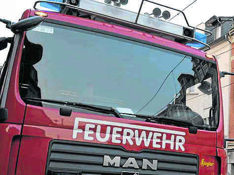 Die Feuerwehr und der Betriebshof der Stadt mussten die Scherben zusammenkehren. dpa Die Feuerwehr und der Betriebshof der Stadt mussten die Scherben zusammenkehren. dpa