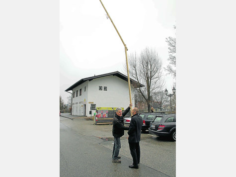 Veranschaulichten mit einer Lattenkonstruktion die Dimensionen der Stadtarchiv-Erweiterung am Loisachufer hinter dem Rathaus: Heinz Wensauer (li.) und CSU-Stadtrat Alfred Fraas. Foto: Daebel