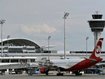 Schlepper kollidiert mit vollbesetztem Flugzeug