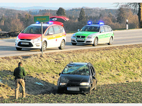 Nur noch Schrottwert hat der Fiat eines Wolfratshausers. Der 23-jährige Fahrer überstand den Überschlag seines Autos laut Polizei mit leichten Verletzungen. Foto: Sabine Hermsdorf Nur noch Schrottwert hat der Fiat eines Wolfratshausers. Der 23-jährige Fahrer überstand den Überschlag seines Autos laut Polizei mit leichten Verletzungen. Foto: Sabine Hermsdorf