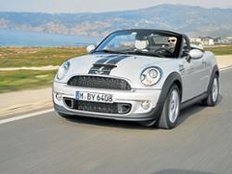 Unser Tester Rudolf Bögel genießt die Fahrt im frechen Mini Roadster.