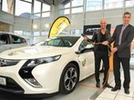 Modelagent Peyman Amin fährt ein Elektroauto - Opel Ampera