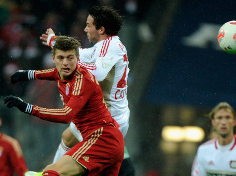 Toni Kroos im Luftduell mit Gonzalo Castro Toni Kroos im Luftduell mit Gonzalo Castro
