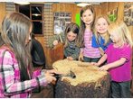 Angelbrechting - Hochbetrieb im "Nagelstudio"