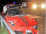 Ferrari kracht in Leitplanke - Fahrer in Lebensgefahr