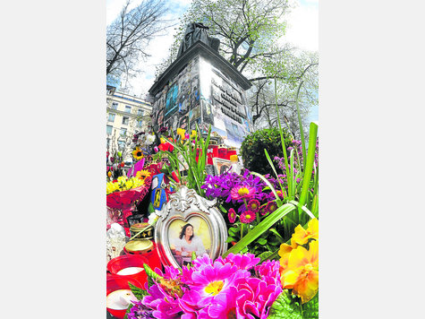 Umstrittenes Denkmal: Die Fans pflegen die Michael-Jackson-Pilgerstätte zu Füßen Orlando di Lassos seit 2009. Nun hat ein Bürger beantragt, die Mitbringsel zu entfernen. Foto: schlaf