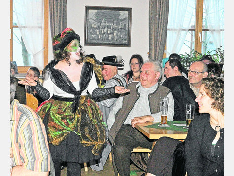 Kaum ein Besucher wurde verschont: Christina Breiter befeuert als „Tratsch“ die Gerüchteküche. Foto: sabine hermsdorf Kaum ein Besucher wurde verschont: Christina Breiter befeuert als „Tratsch“ die Gerüchteküche. Foto: sabine hermsdorf