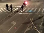 Video auf YouTube: Fußgänger zerstört Ampel