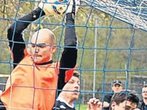 Olching-Keeper Knobling sieht in der ersten Minute die rote Karte