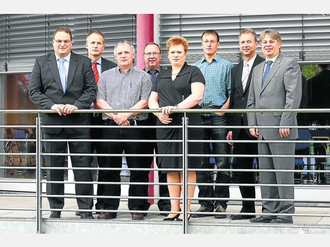 Umweltbewusste Betriebe geehrt (v. li.): Landrat Josef Niedermaier, Jörn Peter (Geschäftsführer Ökoprofit-Beratungsfirma Arqum), Peter Miene (Asklepios Stadtklinik), Friedhelm Jochums (Eagle Burgmann), Gesine Wiefel (Wäscherei Wolfgang Arendt), Georg Gerg (Asklepios Stadtklinik), Michael Künkele (Ökoprofit-Mitinitiator Arge21) sowie Wirtschaftsförderer Andreas Roß. Foto: arp Umweltbewusste Betriebe geehrt (v. li.): Landrat Josef Niedermaier, Jörn Peter (Geschäftsführer Ökoprofit-Beratungsfirma Arqum), Peter Miene (Asklepios Stadtklinik), Friedhelm Jochums (Eagle Burgmann), Gesine Wiefel (Wäscherei Wolfgang Arendt), Georg Gerg (Asklepios Stadtklinik), Michael Künkele (Ökoprofit-Mitinitiator Arge21) sowie Wirtschaftsförderer Andreas Roß. Foto: arp