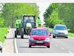 Geduld bis man sicher &uuml;berholen kann. Das sollte die Devise f&uuml;r Autofahrer sein, die hinter landwirtschaftlichen Fahrzeugen hertuckern. Foto: Voxbrunner