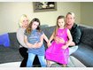 Vergeblich gek&auml;mpft um einen Hortplatz haben Claudia R&ouml;hl mit Tochter Samira (links ) und Susanne Imbesi mit Tochter Patrizia. Beide M&uuml;tter wissen nicht weiter. foto: betz