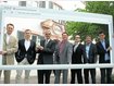 Stolz pr&auml;sentiert Erdings Zweiter B&uuml;rgermeister Ludwig Kirmair (3. v. l.) vor &bdquo;seinem&ldquo; Rathaus den eTown-Award vom Internet-Giganten Google und dem Institut der deutschen Wirtschaft K&ouml;ln. Das Bild zeigt den Akt der &Uuml;bergabe mit (v. l.): Marc Feiertag (Google), Google-Deutschland-Chef Stefan Tweraser, Online-Unternehmer Michael F&ouml;rch, Ren&eacute; Arnold vom IW, G&uuml;nther Pech (Stadtmarketing Erding) und Tobias Rascher (Google). Foto: ham
