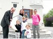 Hier, bitte sch&ouml;n! Anna, Katharina und Lena (v. l.) &uuml;berreichen Konrad Springer die Unterschriftenlisten f&uuml;r einen Radweg von Kirchdorf nach Wippenhausen. Ihre M&uuml;tter Sabine Huber mit Ferdinand und Daniela Wiedemann haben die Aktion angesto&szlig;en. glx