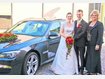 Das Brautpaar Maria Rott und Thomas Lanzl mit ihrer Chauffeurin B&uuml;rgermeisterin Gerlinde Siegl (r.). Foto: Huber