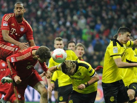 Thomas Müller (unten links) im Kopfballduell mit Marcel Schmelzer Thomas Müller (unten links) im Kopfballduell mit Marcel Schmelzer