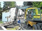 Bagger beseitigt die Spuren der Horror-Tat