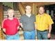 Nachfolger gefunden (von links): Hans Greinwald und Herbert Weichart von der Fu&szlig;ballabteilung mit Remigius Happach, dem Vorsitzenden des SV Raisting). foto: Halmel