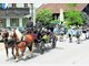 Der Festzug f&uuml;r Pfarrer Franz Burgey f&uuml;hrte an den geschm&uuml;ckten H&auml;usern in Linden vorbei. Foto: nie