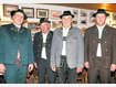 Ehrungen beim Partenkirchner Stopselclub: Der Vorsitzende Florian Gr&ouml;bl (l.) und Kassier Sepp Rieger (r.) zeichnen Matthias Maurer (2. v. l.) und Klaus Jocher aus. Foto: Kaiser