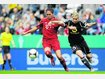 Hat zum Sieg ihrer Mannschaft im DFB-Pokale beigetragen: Bayerns Au&szlig;enverteidigerin Rebecca Huyleur (l., im Zweikampf mit Svenja Huth vom 1. FFC Frankfurt), eine ehemalige Spielerin des FC Oberau. Die Ohlst&auml;dter Torfrau Veronika Gratz hat von der Bank aus mitgefiebert. Foto: dpa