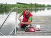 Eine Leiter schraubt Mark Wagner von der Wasserwacht hier am gro&szlig;en Steg fest. Foto: FKN