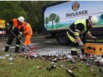 Bierlaster kippt um und verliert Ladung