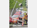 Schwerer Unfall in Taufkirchen: Lkw reißt Ampel um