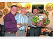 Einen Geschenkkorb und einen Marien-Bildband &uuml;berreichten Vorsitzender Josef Zehetmaier (l.) und Ehrenvorsitzender Xaver Brandstetter (r.), dem langj&auml;hrigen Beisitzer der Vorstandschaft des Wallfahrervereins, Matth&auml;us Eckmeier, der sein Amt abgab. Foto: Verein