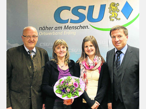 Blumen zum Abschied: Max Gotz (r.) und Jakob Schwimmer dankten der stellvertretenden Ortsvorsitzenden Hedwig Kribitzneck (2. v. l.), die nach Rosenheim zieht, und beglückwünschten ihre Nachfolgerin Janine Krzizok, die 56 von 58 gültigen Stimmen erhielt. foto: (Ippisch) Blumen zum Abschied: Max Gotz (r.) und Jakob Schwimmer dankten der stellvertretenden Ortsvorsitzenden Hedwig Kribitzneck (2. v. l.), die nach Rosenheim zieht, und beglückwünschten ihre Nachfolgerin Janine Krzizok, die 56 von 58 gültigen Stimmen erhielt. foto: (Ippisch)
