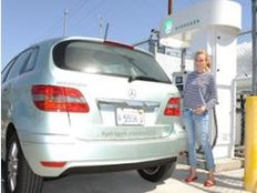 Schauspielerin Diane Kruger fährt die Mercedes-Benz B-Klasse F-CELL