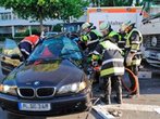 Laster rammt BMW: Mann eingeklemmt