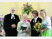 Gro&szlig;e Ehre f&uuml;r Mesnerin Barbara Schuhmann (2. v. l.). Pfarrer Heinz Winkler (l.) zeichnete sie im Beisein von Regionalbisch&ouml;fin Susanne Breit-Ke&szlig;ler (3. v. l.) und Vertrauensfrau Ulrike Schweinzer (r.) f&uuml;r 50 Jahre treue Dienste aus. Foto: Lehmann