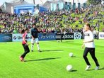 20 Erdinger Mädels im Training mit Giovane Elber