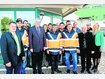 Die Besch&auml;ftigten der Wurzer Unternehmensgruppe freuten sich &uuml;ber das Erinnerungsfoto mit Ministerpr&auml;sident Horst Seehofer (4. v. l.). Mit dabei Ulrike Scharf (r.) sowie die Firmenchefs Franz Wurzer (3. v. r.) und Wolfgang Wurzer (l.). foto: rl
