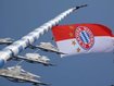 Finalfieber in Solln: FC-Bayern-Flagge am Maibaum