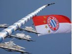 Finalfieber in Solln: FC-Bayern-Flagge am Maibaum