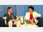 Barbara Stamm nimmt auf dem "Blauen Sofa" Platz