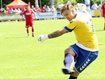 Sandro Volz zweimal in Aktion: Als Keeper verwandelt er einen Foulelfmeter, als Feldspieler bereitet er einen Kopfball von Stefan Denk per R&uuml;ckzieher vor: &bdquo;Im September beginnt meine Ausbildung zum Fachwirt, die dauert zwei Jahre, dann bin ich wieder da.