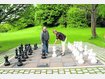 Schach unter freiem Himmel: B&uuml;rgermeisterin Annemarie     Detsch und Max Behr, der Initiator der kleinen Anlage. F.: fkn